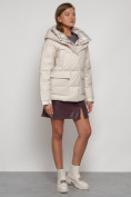 Оптом Зимняя женская куртка модная с капюшоном бежевого цвета 133105B в Казани, фото 3