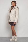 Оптом Зимняя женская куртка модная с капюшоном бежевого цвета 133105B в Казани, фото 7