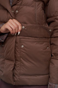 Оптом Зимняя женская куртка модная с капюшоном коричневого цвета 133105K в Казани, фото 11