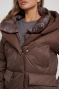 Оптом Зимняя женская куртка модная с капюшоном коричневого цвета 133105K в Казани, фото 14