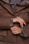 Оптом Зимняя женская куртка модная с капюшоном коричневого цвета 133105K в Казани, фото 15