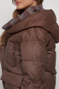 Оптом Зимняя женская куртка модная с капюшоном коричневого цвета 133105K в Екатеринбурге, фото 16