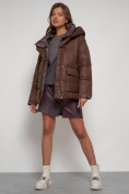 Оптом Зимняя женская куртка модная с капюшоном коричневого цвета 133105K в Казани, фото 17