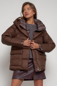 Оптом Зимняя женская куртка модная с капюшоном коричневого цвета 133105K в Казани, фото 18