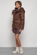 Оптом Зимняя женская куртка модная с капюшоном коричневого цвета 133105K в Казани, фото 2