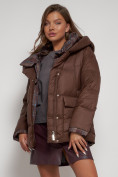 Оптом Зимняя женская куртка модная с капюшоном коричневого цвета 133105K в Казани, фото 20