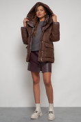 Оптом Зимняя женская куртка модная с капюшоном коричневого цвета 133105K в Казани, фото 22