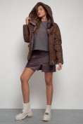 Оптом Зимняя женская куртка модная с капюшоном коричневого цвета 133105K в Казани, фото 23