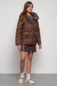 Оптом Зимняя женская куртка модная с капюшоном коричневого цвета 133105K в Казани, фото 3