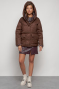 Оптом Зимняя женская куртка модная с капюшоном коричневого цвета 133105K в Казани, фото 5