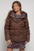 Оптом Зимняя женская куртка модная с капюшоном коричневого цвета 133105K в Казани, фото 9