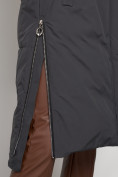 Оптом Пальто утепленное с капюшоном зимнее женское темно-серого цвета 133125TC в Волгоградке, фото 14
