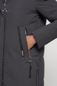 Оптом Пальто утепленное с капюшоном зимнее женское темно-серого цвета 133125TC в Самаре, фото 15