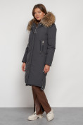 Оптом Пальто утепленное с капюшоном зимнее женское темно-серого цвета 133125TC в Екатеринбурге, фото 2