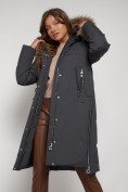 Оптом Пальто утепленное с капюшоном зимнее женское темно-серого цвета 133125TC в  Красноярске, фото 19
