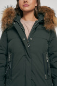 Оптом Пальто утепленное с капюшоном зимнее женское темно-зеленого цвета 133125TZ в  Красноярске, фото 11
