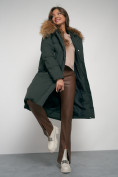 Оптом Пальто утепленное с капюшоном зимнее женское темно-зеленого цвета 133125TZ в Кемерово, фото 13