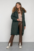 Оптом Пальто утепленное с капюшоном зимнее женское темно-зеленого цвета 133125TZ в Казани, фото 7