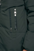 Оптом Пальто утепленное с капюшоном зимнее женское темно-зеленого цвета 133125TZ в Казани, фото 8