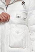 Оптом Пальто утепленное с капюшоном зимнее женское белого цвета 133127Bl в Челябинске, фото 13