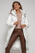 Оптом Пальто утепленное с капюшоном зимнее женское белого цвета 133127Bl в Ижевск, фото 18