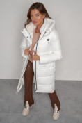 Оптом Пальто утепленное с капюшоном зимнее женское белого цвета 133127Bl, фото 20