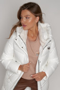 Оптом Пальто утепленное с капюшоном зимнее женское белого цвета 133127Bl, фото 21