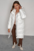 Оптом Пальто утепленное с капюшоном зимнее женское белого цвета 133127Bl в Самаре, фото 22