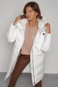 Оптом Пальто утепленное с капюшоном зимнее женское белого цвета 133127Bl, фото 23