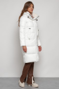 Оптом Пальто утепленное с капюшоном зимнее женское белого цвета 133127Bl в Саратове, фото 3