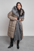 Оптом Пальто утепленное с чернобуркой зимнее женское коричневого цвета 133156K в Екатеринбурге