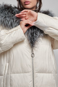 Оптом Пальто утепленное с чернобуркой зимнее женское светло-бежевого цвета 133156SB в Новосибирске, фото 17