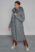 Оптом Пальто утепленное с капюшоном зимнее женское серого цвета 133159Sr в  Красноярске, фото 10