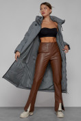 Оптом Пальто утепленное с капюшоном зимнее женское серого цвета 133159Sr в Омске, фото 12