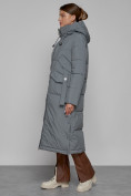 Оптом Пальто утепленное с капюшоном зимнее женское серого цвета 133159Sr в Волгоградке, фото 2