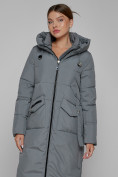 Оптом Пальто утепленное с капюшоном зимнее женское серого цвета 133159Sr в Волгоградке, фото 8