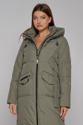 Оптом Пальто утепленное с капюшоном зимнее женское зеленого цвета 133159Z в Перми, фото 8