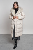 Оптом Пальто утепленное с капюшоном и мехом зимнее женское бежевого цвета 133203B в Уфе