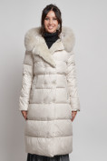 Оптом Пальто утепленное с капюшоном и мехом зимнее женское бежевого цвета 133203B в Санкт-Петербурге, фото 11