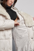 Оптом Пальто утепленное с капюшоном и мехом зимнее женское бежевого цвета 133203B в Омске, фото 17