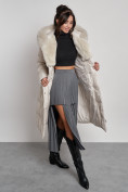 Оптом Пальто утепленное с капюшоном и мехом зимнее женское бежевого цвета 133203B, фото 18