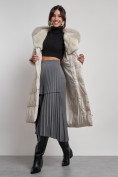 Оптом Пальто утепленное с капюшоном и мехом зимнее женское бежевого цвета 133203B, фото 19