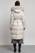 Оптом Пальто утепленное с капюшоном и мехом зимнее женское бежевого цвета 133203B в Челябинске, фото 6