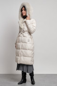 Оптом Пальто утепленное с капюшоном и мехом зимнее женское бежевого цвета 133203B в Алма-Ате, фото 8
