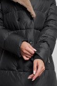 Оптом Пальто утепленное с капюшоном и мехом зимнее женское черного цвета 133203Ch в Санкт-Петербурге, фото 10