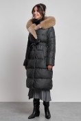 Оптом Пальто утепленное с капюшоном и мехом зимнее женское черного цвета 133203Ch в Новосибирске, фото 15