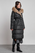 Оптом Пальто утепленное с капюшоном и мехом зимнее женское черного цвета 133203Ch в Самаре, фото 16