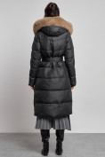 Оптом Пальто утепленное с капюшоном и мехом зимнее женское черного цвета 133203Ch в Новосибирске, фото 17