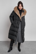 Оптом Пальто утепленное с капюшоном и мехом зимнее женское черного цвета 133203Ch в Омске, фото 2