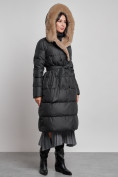 Оптом Пальто утепленное с капюшоном и мехом зимнее женское черного цвета 133203Ch, фото 20